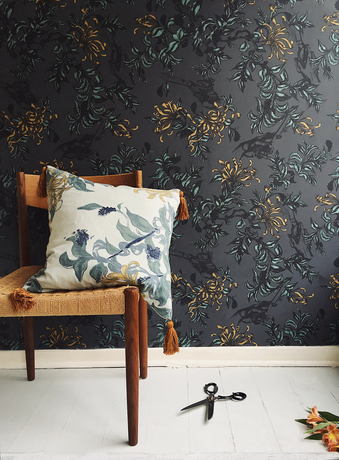 Snip Floral Wallpaper (Eccentric)
